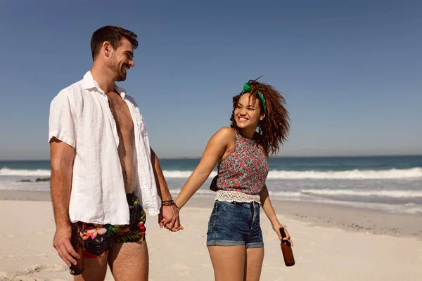 해변에서 행복한 레이스 커플의 — 스톡 사진