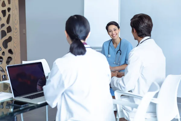 Vista Frontal Feliz Enfermera Caucásica Atenta Diverso Equipo Médico Sentado — Foto de Stock