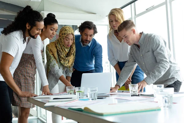 Vooraanzicht Van Diverse Zakenmensen Die Samenwerken Aan Een Laptop Een — Stockfoto