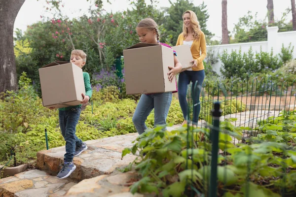 Vorderansicht Kaukasischer Mutter Und Kinder Mit Pappkartons Auf Dem Weg — Stockfoto