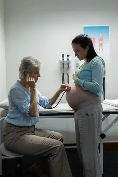 Seitenansicht Einer Kaukasischen Ärztin Die Schwangerschaftsbauch Mit Stethoskop Untersuchungsraum Des — Stockfoto