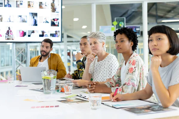 Zijaanzicht Van Diverse Zakenmensen Die Zitting Hebben Vergaderzaal Kantoor — Stockfoto