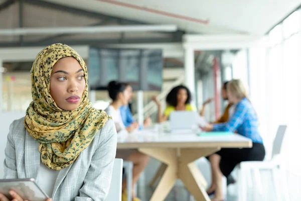 Portret Van Doordachte Mixed Race Zakenvrouw Hijab Met Digitale Tablet — Stockfoto