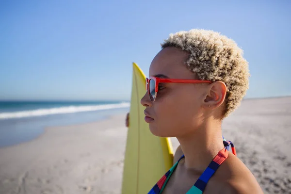 Seitenansicht Der Schönen Afrikanisch Amerikanischen Frau Bikini Und Sonnenbrille Die — Stockfoto