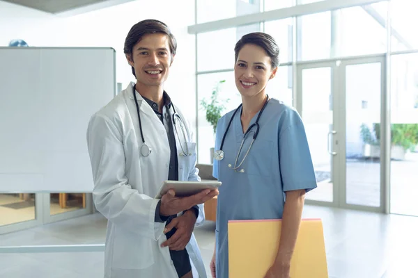 Vista Frontal Médico Caucasiano Feliz Masculino Enfermeira Caucasiana Feminina Olhando — Fotografia de Stock