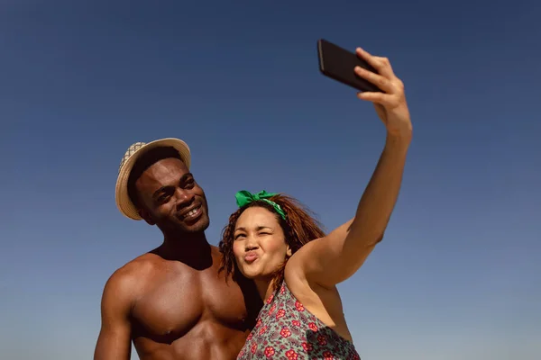 Blick Auf Ein Glückliches Junges Gemischtes Paar Das Ein Selfie — Stockfoto