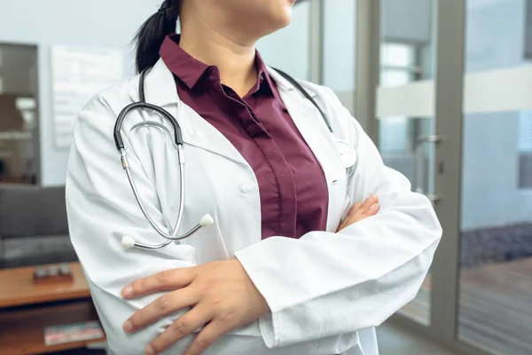 Partie Médiane Médecin Asiatique Féminin Avec Bras Croisé Debout Hôpital — Photo