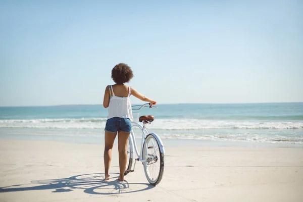 Achteraanzicht Van Afro Amerikaanse Vrouw Wandelen Met Fiets Het Strand — Stockfoto