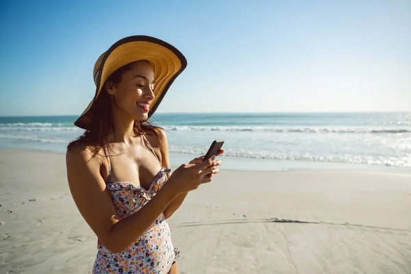 Pohled Krásnou Smíšenou Závodní Ženu Klobouku Pomocí Mobilního Telefonu Pláži — Stock fotografie