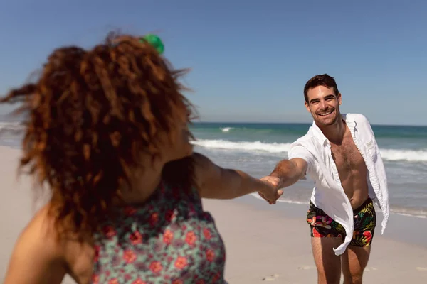 Vista Frontal Jovens Felizes Casal Corrida Mista Mãos Dadas Praia — Fotografia de Stock