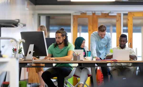 Vooraanzicht Van Diverse Zakenmensen Die Werken Aan Bureau Een Modern — Stockfoto