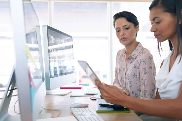 Vue Latérale Divers Graphistes Féminins Discutant Sur Tablette Numérique Bureau — Photo