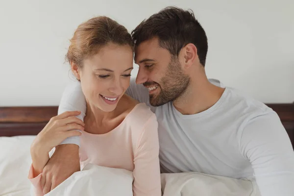 Vorderansicht Des Romantischen Kaukasischen Paares Auf Dem Bett Schlafzimmer Hause — Stockfoto