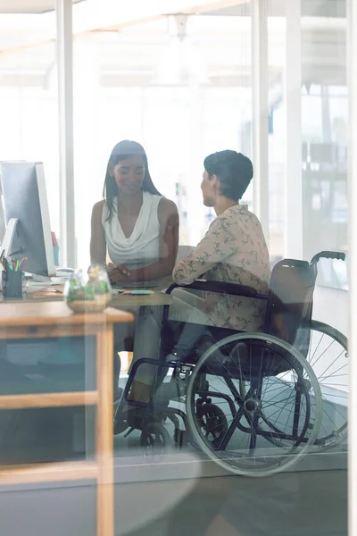 Vista Lateral Diversas Diseñadoras Gráficas Que Interactúan Entre Escritorio Una — Foto de Stock