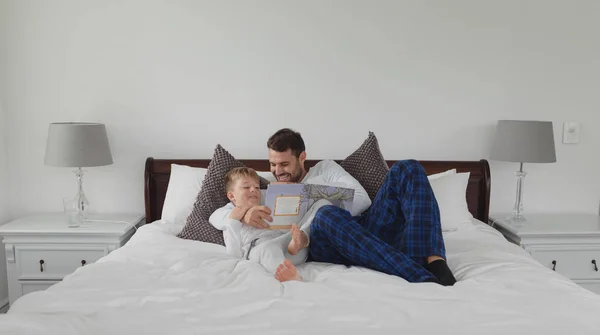 Vorderansicht Eines Kaukasischen Vaters Und Sohnes Beim Lesen Eines Märchenbuchs — Stockfoto