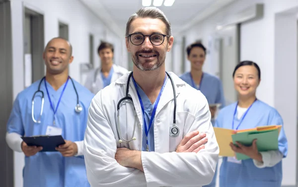 Frontansicht Diverser Ärzteteams Die Die Kamera Schauen Während Sie Klemmbretter — Stockfoto