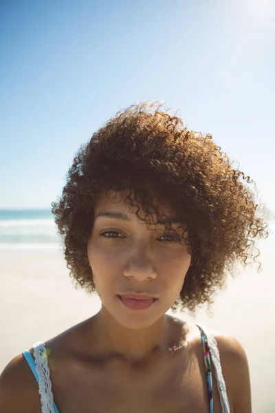 ビーチに立つ美しいアフリカ系アメリカ人女性の肖像 — ストック写真