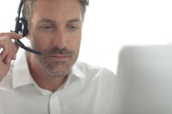 Modern Bir Ofiste Masa Başında Kulaklık Konuşan Kafkas Erkek Müşteri — Stok fotoğraf