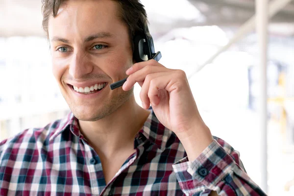 Framifrån Happy Kaukasiska Manliga Kundtjänstchef Pratar Headset Office — Stockfoto