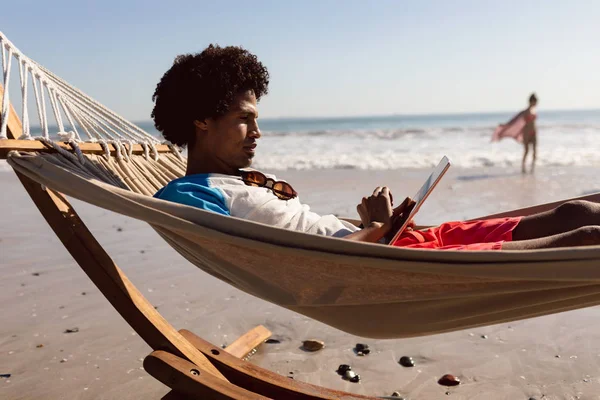 Zijaanzicht Van Jonge Afro Amerikaanse Man Met Behulp Van Digitale — Stockfoto