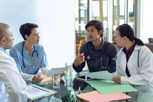 Vue Face Diverses Équipes Médicales Discutant Entre Elles Table Hôpital — Photo