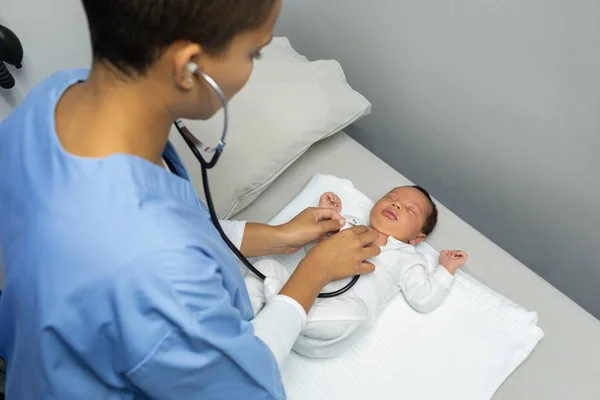 Wysoki Kąt Widzenia Mieszanej Rasy Kobiet Lekarz Bada Mieszane Rasy — Zdjęcie stockowe