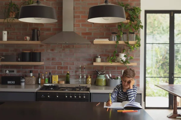 Evde Mutfakta Masada Okuyan Sevimli Kafkas Çocuğunun Görünümü — Stok fotoğraf