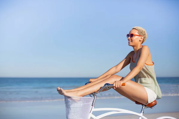 Vista Laterale Della Bella Donna Afroamericana Bicicletta Con Gambe Sul — Foto Stock