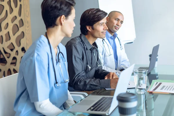 Zijaanzicht Van Diverse Medische Team Met Stethoscopen Rond Nek Bespreken — Stockfoto