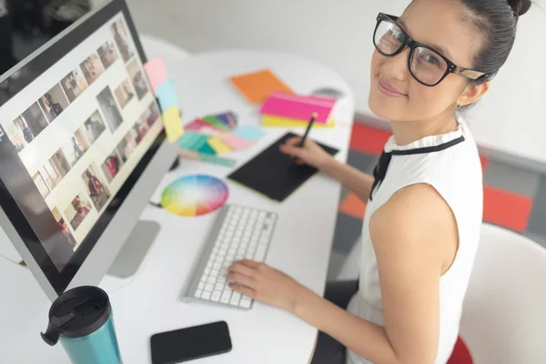 Vista Ángulo Alto Diseñador Gráfico Femenino Asiático Utilizando Tableta Gráfica — Foto de Stock