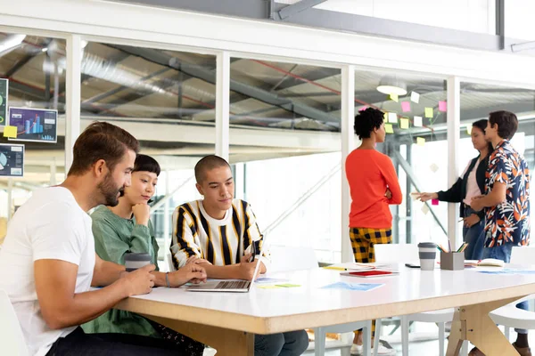 Vista Lateral Diversos Empresarios Discutiendo Sobre Ordenador Portátil Notas Adhesivas — Foto de Stock