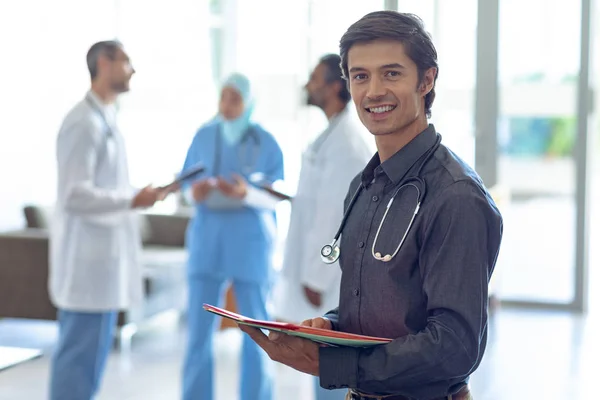 Seitenansicht Eines Kaukasischen Arztes Mit Krankenakte Und Blick Die Kamera — Stockfoto