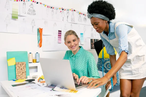 Sidovy Olika Kvinnliga Grafiska Designers Diskuterar Över Laptop Office — Stockfoto