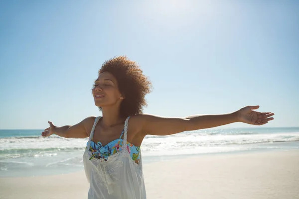 Vista Lateral Bela Mulher Afro Americana Com Braços Estendidos Praia — Fotografia de Stock