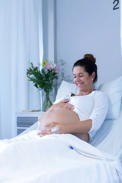 Vista Frontal Una Mujer Embarazada Caucásica Tocándose Vientre Sala Del — Foto de Stock