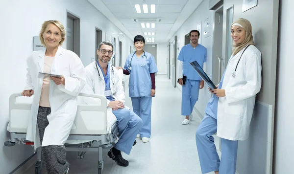 Front View Happy Diverse Doctors Surgeons Looking Camera Corridor Hospital — Stock Photo, Image