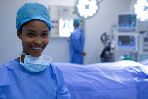 Vooraanzicht Van Happy Mixed Race Vrouwelijke Chirurg Zittend Operatie Theater — Stockfoto