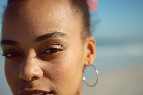 Gros Plan Belle Femme Afro Américaine Regardant Caméra Sur Plage — Photo