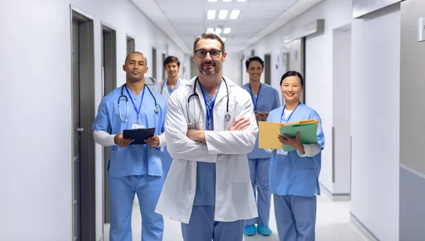 Vooraanzicht Van Diverse Medische Team Van Artsen Kijken Naar Camera — Stockfoto