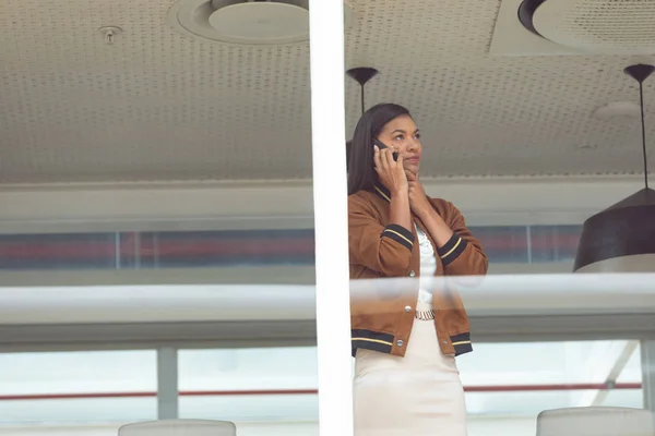 Sidovy Tankeväckande Mixed Race Affärskvinna Pratar Mobiltelefon Nära Fönster Ett — Stockfoto