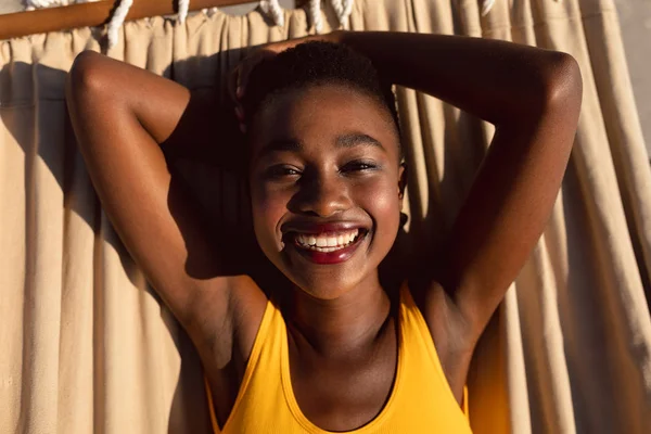 Портрет Счастливой Афро Американской Женщины Отдыхающей Гамаке Пляже — стоковое фото