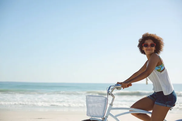 Vista Laterale Della Bella Donna Afroamericana Bicicletta Spiaggia Una Giornata — Foto Stock