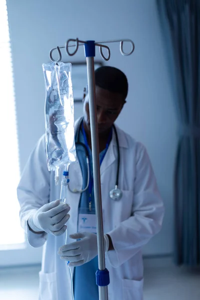 Vorderansicht Eines Afrikanisch Amerikanischen Arztes Der Intravenöse Therapietropfen Auf Der — Stockfoto