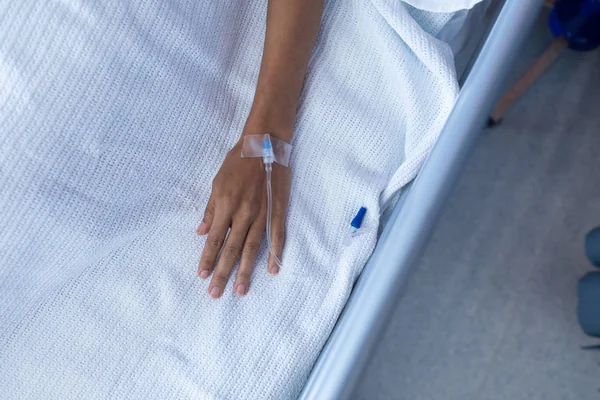 Visão Alto Ângulo Paciente Sexo Feminino Deitado Cama Enfermaria Hospital — Fotografia de Stock