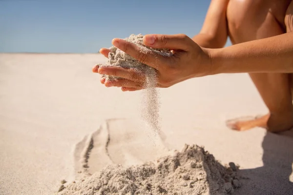 Zbliżenie Kobiety Bawią Się Piaskiem Plaży — Zdjęcie stockowe