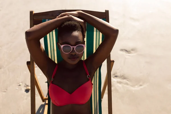 Vista Frontal Jovem Afro Americana Com Óculos Sol Relaxantes Com — Fotografia de Stock