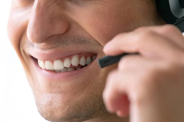 Nahaufnahme Eines Kaukasischen Männlichen Kundendienstleiters Der Büro Über Headset Spricht — Stockfoto