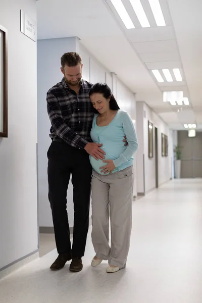 Front View Caucasian Man Comforting Pregnant Woman While Walking Corridor — Stock Photo, Image
