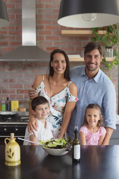 Retrato Família Caucasiana Feliz Preparando Salada Legumes Cozinha Casa — Fotografia de Stock