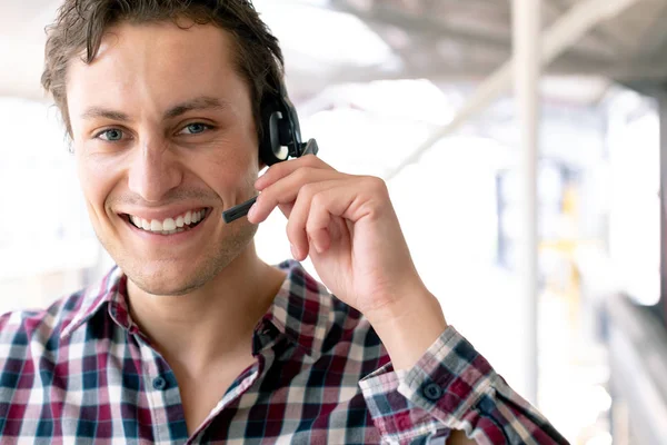 Porträtt Kaukasiska Manliga Kundtjänstchef Pratar Headset Office — Stockfoto